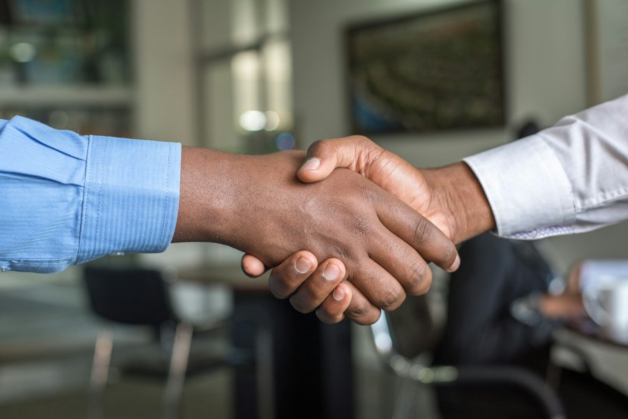 Aperto de mãos em contratação