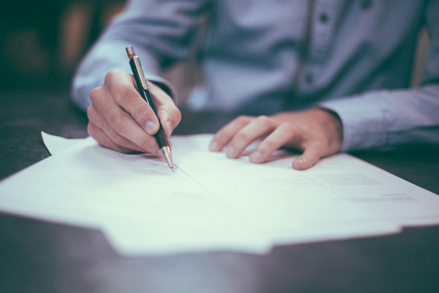 Profissional assinando documentos fiscais