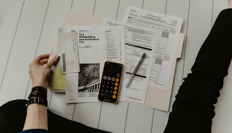 Documentos contábeis e calculadora sobre a mesa